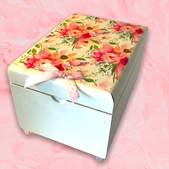 ⤵️Victorian flowers vintage upcycled jewelry box